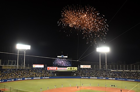 7月20日（金）、8月24日（金）は5回裏終了時に300発の花火が打ち上げられる