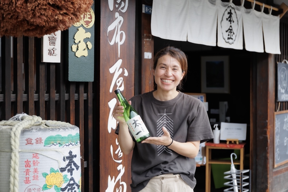 「本金」にてお話をうかがった宮坂さん。 撮影：大塚正明