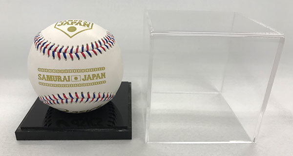 侍ジャパンのロゴの入った記念球とケース