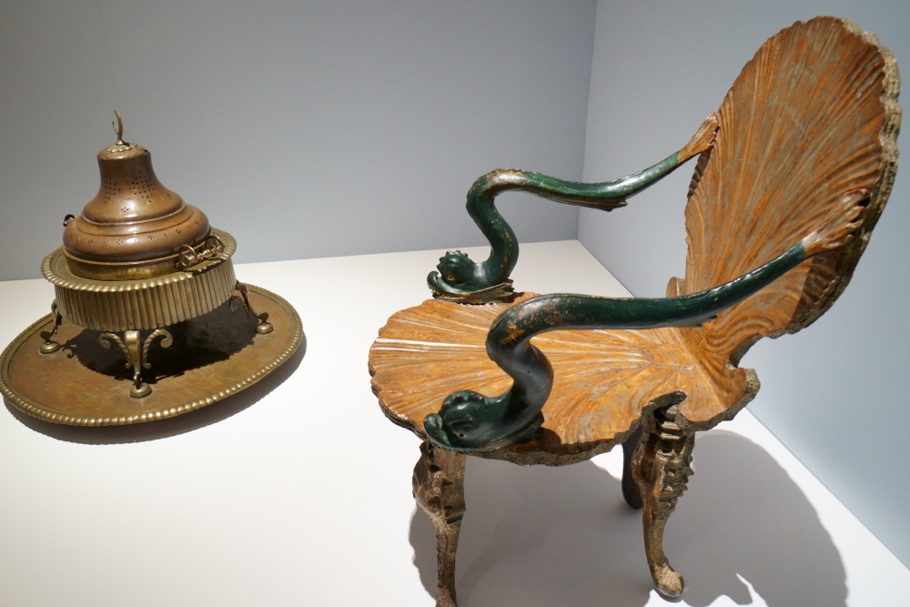 左：「三日月を伴う蓋のある火鉢」トルコあるいはシリア 19世紀、右：「ヴェネツィアの肘掛け椅子」ドイツあるいはイタリア 19世紀  ニース市マティス美術館蔵