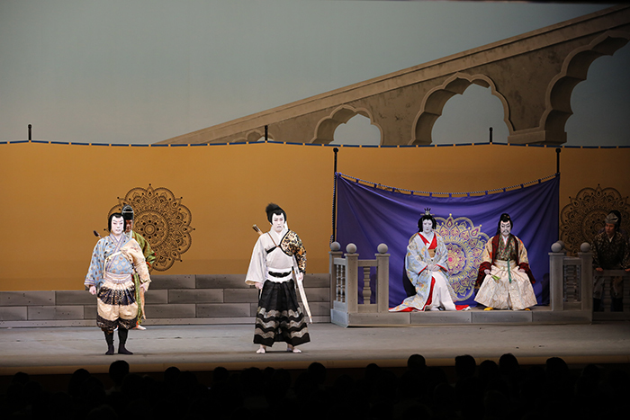 『極付印度伝マハーバーラタ戦記』序幕　左より　迦楼奈（菊之助）、阿龍樹雷（松也）、汲手姫（時蔵）、久理修那（菊五郎）