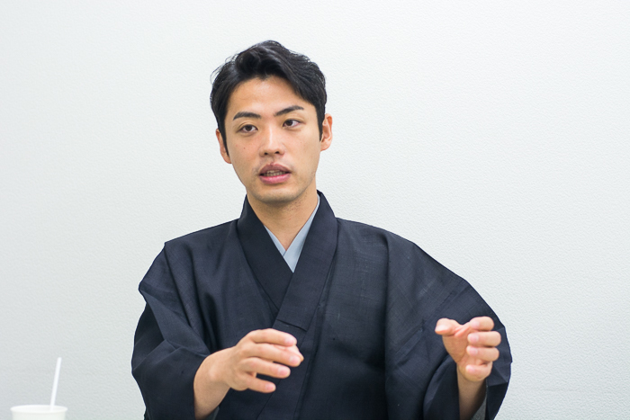 望月秀幸。邦楽囃子を六世藤舎流家元藤舎呂船、望月太喜雄に、長唄を人間国宝杵屋五三郎に師事。2004年東京芸術大学音楽学部邦楽科邦楽囃子専攻卒業、2006年同大学大学院音楽研究科修了。