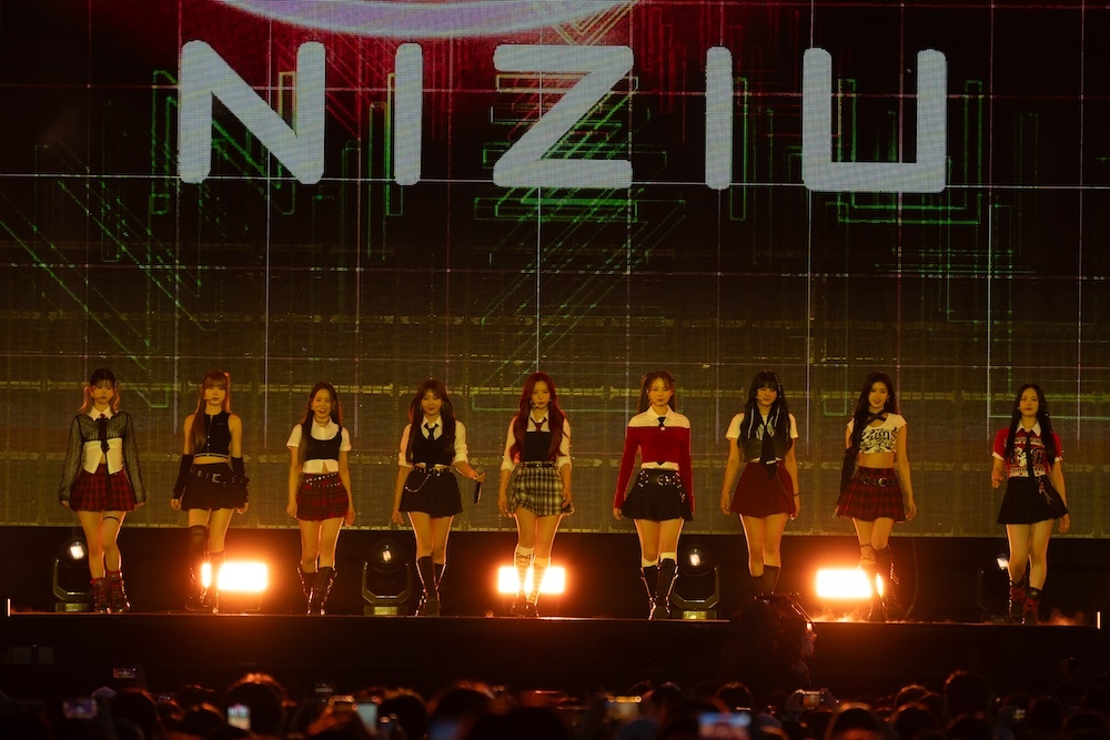  NiziU （『M COUNTDOWN STAGE』の様子）