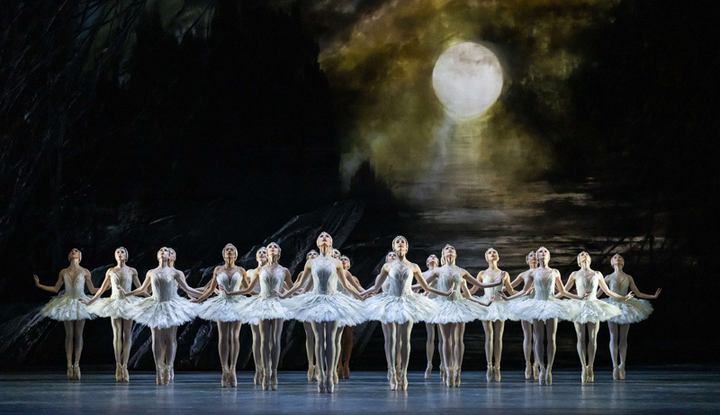 【白鳥の湖】Production photo of Swan Lake, The Royal Ballet ©2022 ROH. Photograph by Tristram Kenton