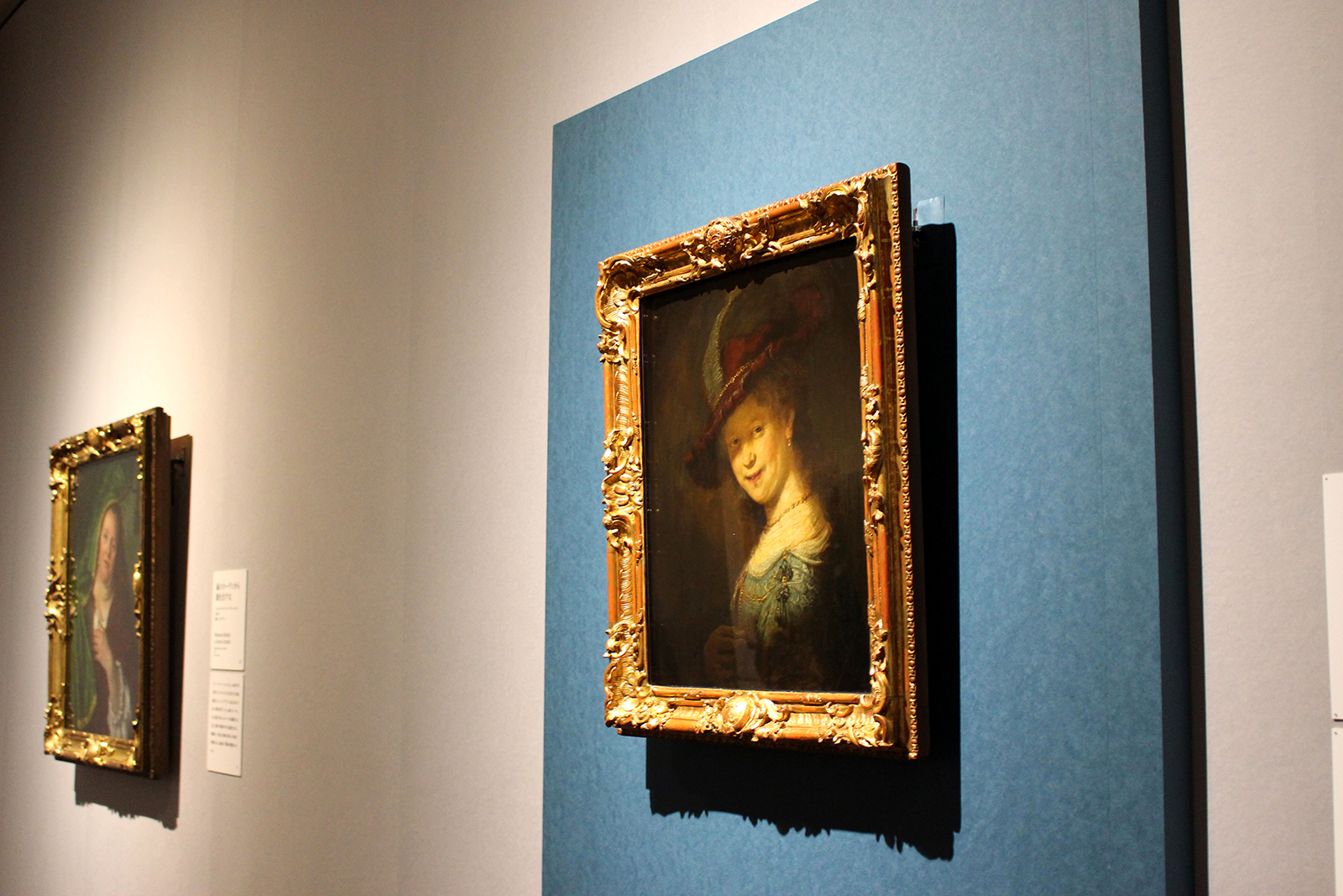 第2章展示風景（手前がレンブラント・ファン・レイン「若きサスキアの肖像」　1633年　油彩、板）
