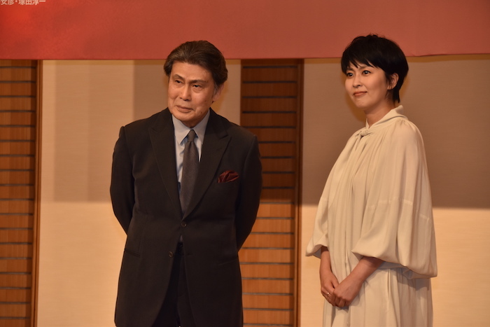 二代目松本白鸚（左）と松たか子