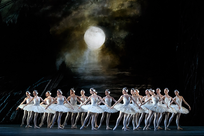 Artists of The Royal Ballet in Swan Lake, The Royal Ballet © 2018 ROH. Photograph by Bill Cooper