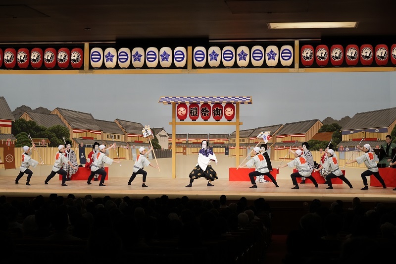 昼の部『お祭り』（前）鳶頭=片岡仁左衛門（後）手古舞=中村児太郎、中村種之助、芸者=片岡孝太郎、手古舞=中村壱太郎_ ／(C)松竹