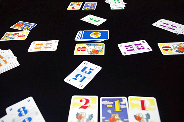 一番大きな数字を出したプレイヤーが真ん中の得点カードを獲得！ (c)Dear Spiele