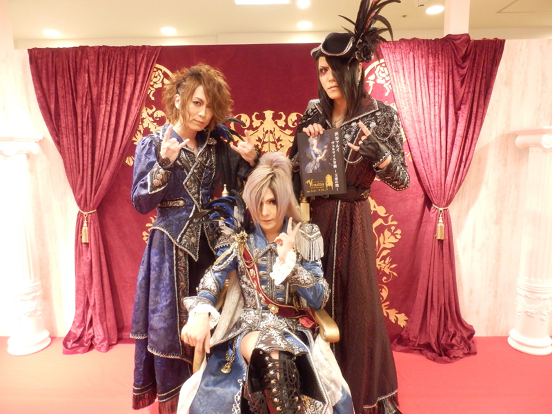 Versailles　TERU(Gt)、MASASHI(Ba)、YUKI(Dr)