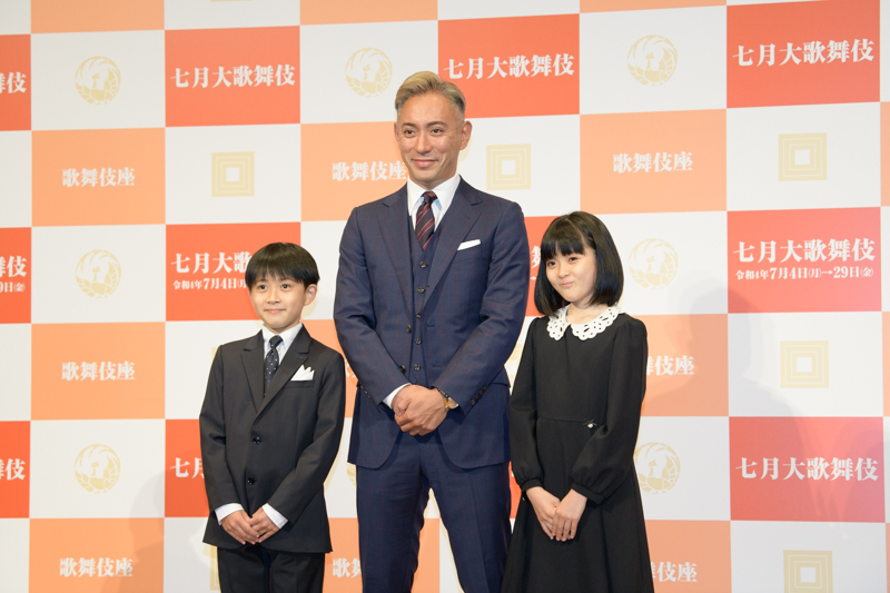 （左から）堀越勸玄、市川海老蔵、市川ぼたん　