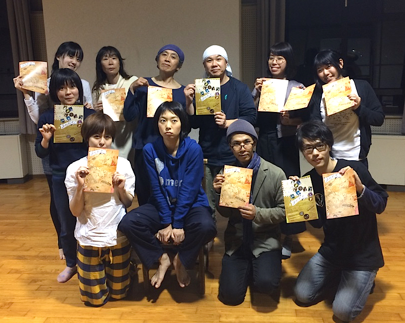 前列左から・鈴木亜由子、岡本理沙、渡山博崇、山本存智　中列・北川遥夏　後列左から・伊藤文乃、中島由紀子、いちじくじゅん、二宮信也、元山未奈美、町野あかり
