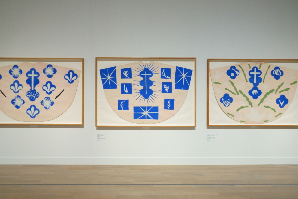 左から：アンリ・マティス《薔薇色のカズラ（上祭服）のためのマケット（正面）》、《薔薇色のカズラ（上祭服）のためのマケット（背面）》、《薔薇色のカズラ（上祭服）のためのマケット（背面）》全て1950-52年  ニース市マティス美術館蔵　(C) Succession H.Matisse