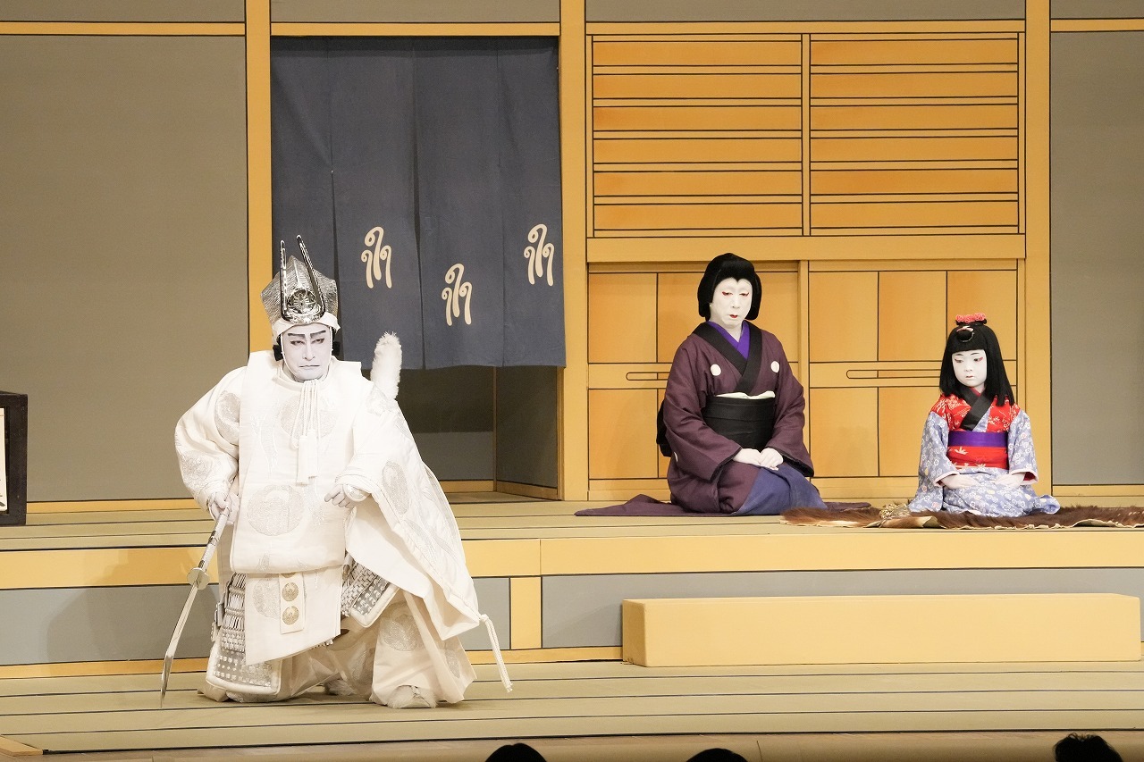 第二部『義経千本桜 渡海屋・大物浦』右より、銀平娘お安実は安徳帝=小川大晴、女房お柳実は典侍の局=片岡孝太郎、渡海屋銀平実は新中納言知盛=片岡仁左衛門