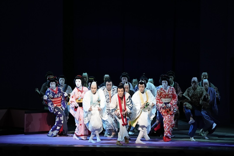第三部『野田版 研辰の討たれ』（前列左から）姉娘およし=中村七之助、平井九市郎=市川染五郎、守山辰次=中村勘九郎、平井才次郎=中村勘太郎、妹娘おみね=坂東新悟、番人番五郎=市川中車 ／(C)松竹