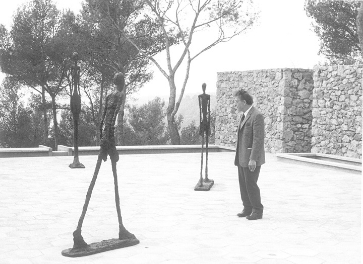  『マーグ財団美術館の中庭に立つジャコメッティ』 Archives Fondation Maeght, Saint-Paul de Vence (France)