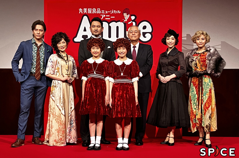 『アニー』出演者たちと阿部豊太郎 丸美屋食品工業株式会社 代表取締役社長