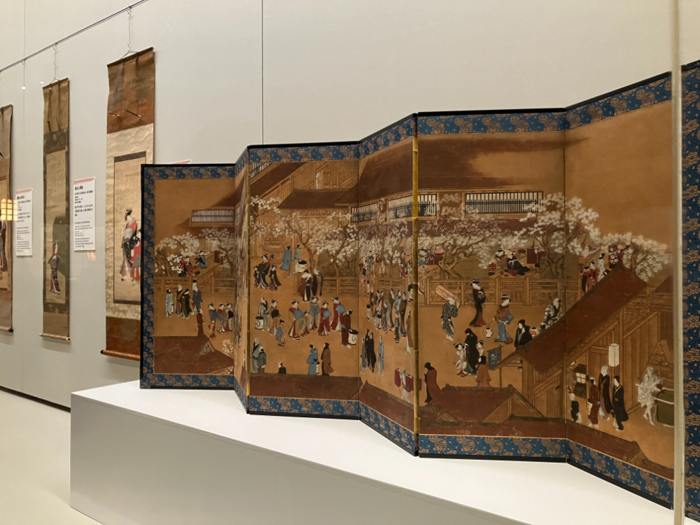 手前：歌川豊春筆《新吉原春景図屛風》6曲1隻　天明（1781～89）後期～寛政（1789～1801）前期　個人蔵