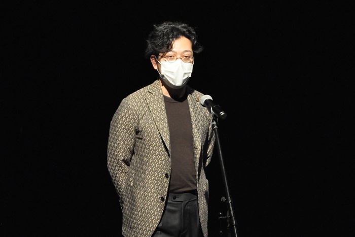 「京都学生演劇祭2020」で「E9賞」を受賞し、5日間の劇場無料使用権を獲得した「劇団FAX」代表で作・演出の玉井秀和。「四畳半に一人暮らしの青年と、言葉を持たない女の子が、押入れの中を旅するエンターテインメント作品です」。