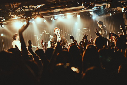 「帰る場所が目の前にあると思いました」Newspeak、バンド史上最長&初のセットリスト投票型ワンマンの熱狂をレポート