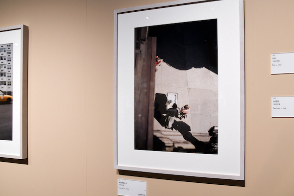 ソール・ライター《高架鉄道から》1955年、発色現像方式印画 (C)Saul Leiter Foundation