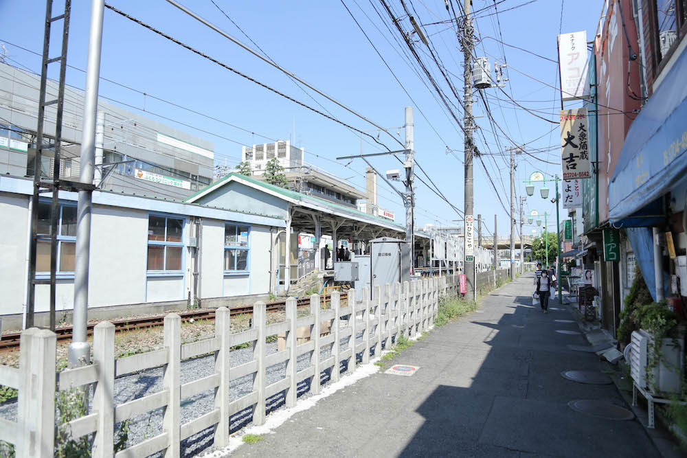 駅前も質素で味わい深いです