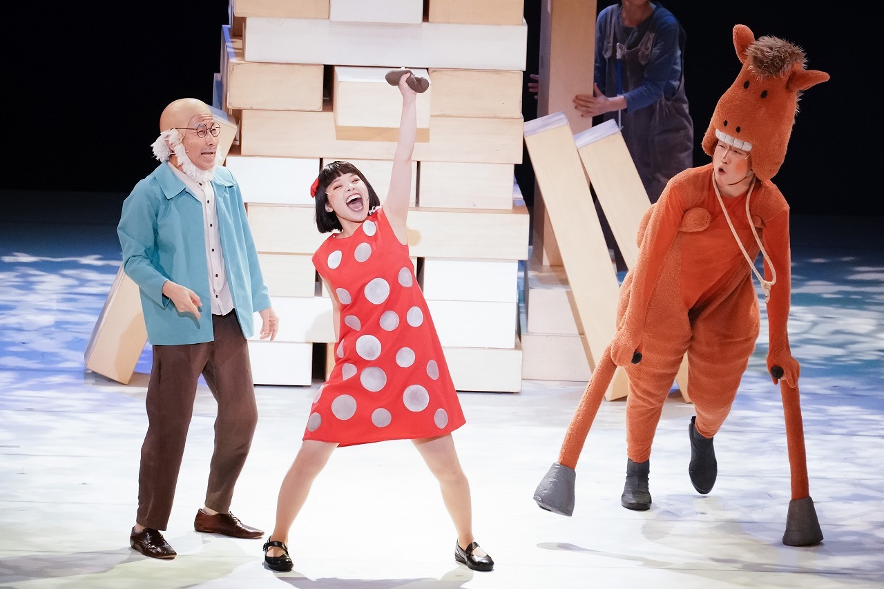東京芸術劇場『気づかいルーシー』 　　　撮影：田中亜紀