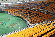 無観客試合で東京ドームのスタンドに掲出された「橙魂2020 レプリカユニホーム」がプレゼントされる