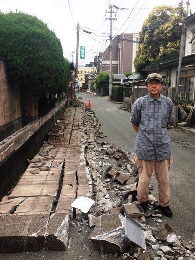 本震で倒壊したブロック塀と天野天街。 ［撮影：小林夢二（少年王者舘）］