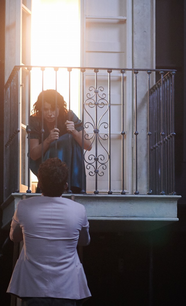 Jessie Buckley (Juliet) and Josh O'Connor (Romeo) in Romeo & Juliet at the National Theatre, photo by Rob Youngson (1)