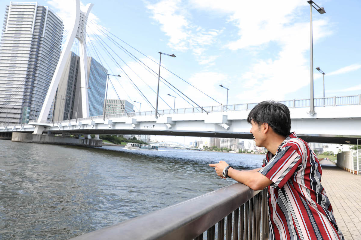 涼風吹き抜ける隅田川テラス。中央大橋を渡り、永代橋方面へと向かう