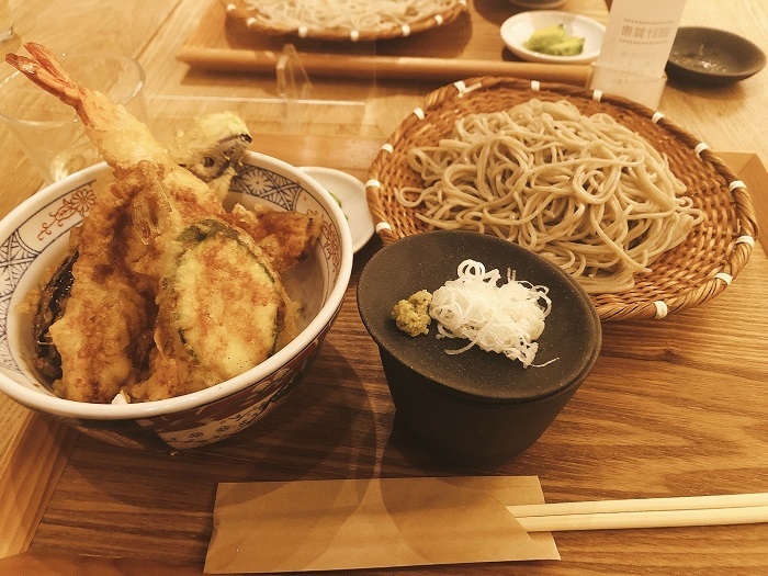 大阪で友人と食べたお蕎麦。日本の食べ物が世界で一番美味しいと思います