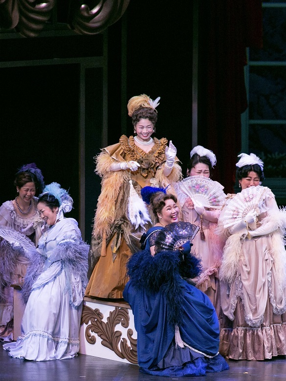 ソプラノ山田知加（中央青いドレス）オペラへの招待「こうもり」（2020.１びわ湖ホール中ホール）