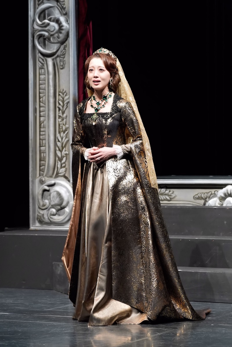 王妃ガートルード役　朝月希和 　　　　　　　カメラマン：間野真由美　（C）2025.ルネサンス音楽劇 ハムレット