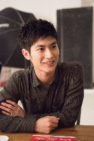 【大型配送タイプ】三浦春馬・小池徹平さん掲載2ページ（ポスターサイズ）#5493 写真）三浦春馬、真っ赤な超ハイヒールでクイーンの貫禄