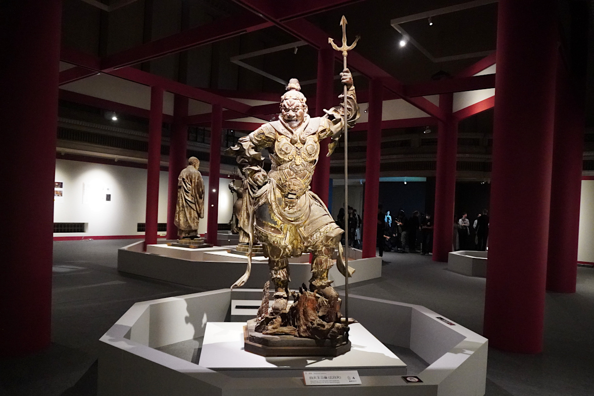 中央：国宝《四天王立像（広目天）》鎌倉時代・13世紀 奈良・興福寺蔵 中金堂安置