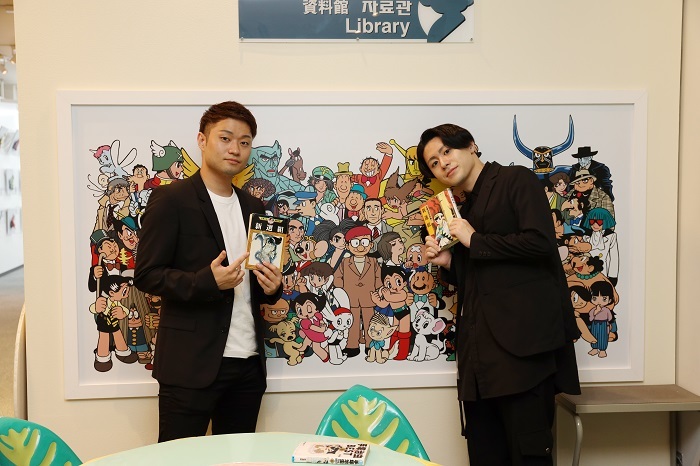 手塚治虫記念館・館内ライブラリーにて（左より）中村福之助、中村歌之助 （C)松竹