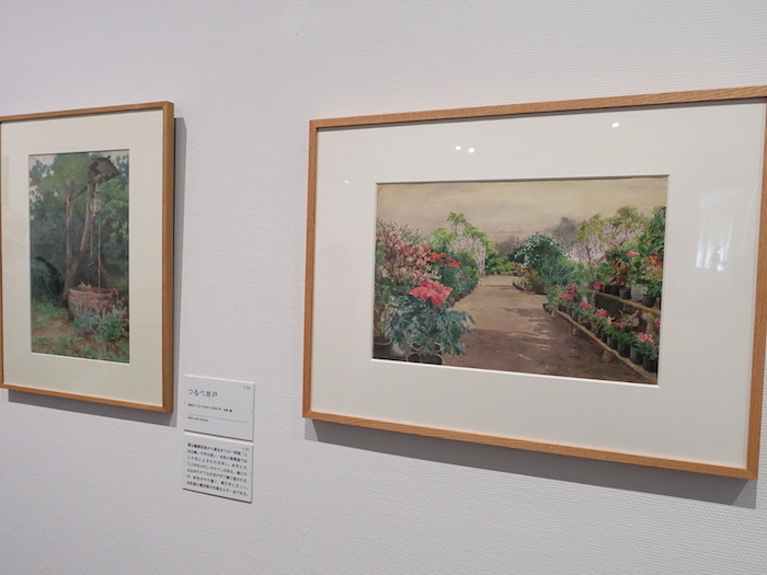 右から《花のある風景》明治27年以前か 郡山市立美術館、《つるべ井戸》明治27-32年 個人蔵