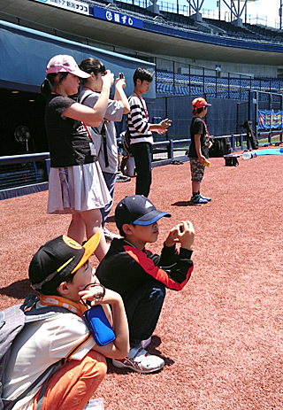 試合前の打撃練習を間近で見学できる「打撃練習見学ツアー」（3日間実施）