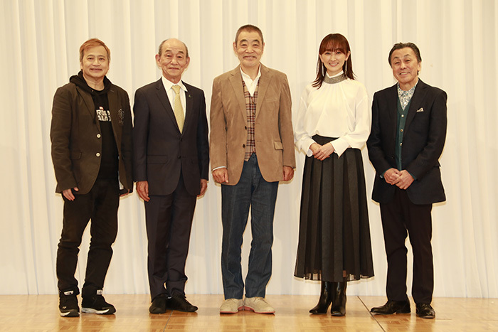 左からラサール石井、笹野高史、柄本明、花總まり、佐藤Ｂ作