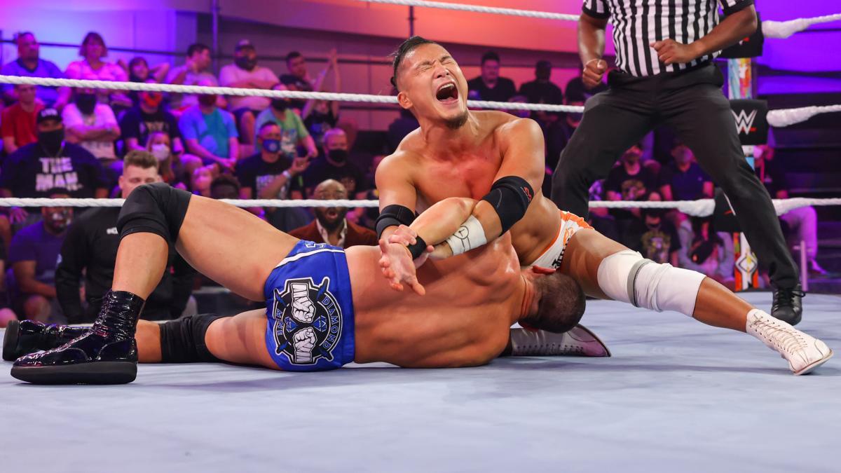 KUSHIDA（右）がホバーボードロックをストロングに決める (c)2021 WWE, Inc. All Rights Reserved
