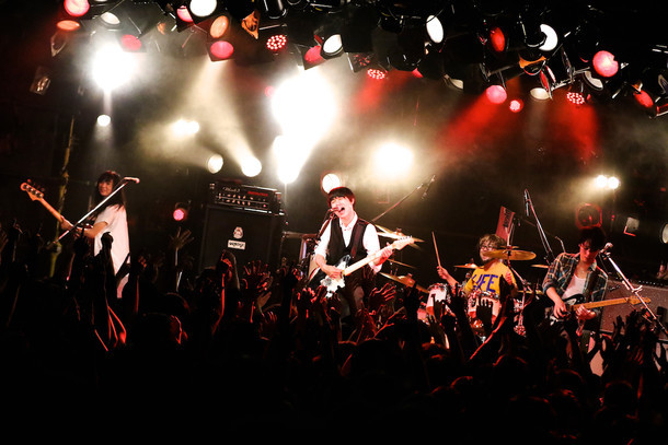 Base Ball Bear「LIVE IN LIVE vol.2～C to C2～」東京・渋谷CLUB QUATTRO公演の様子。（Photo by Viola Kam [V'z Twinkle]）