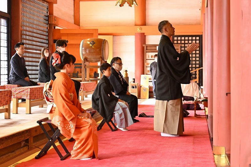 八坂神社にて成功祈願。手前より市川ぼたん・市川團十郎・市川新之助