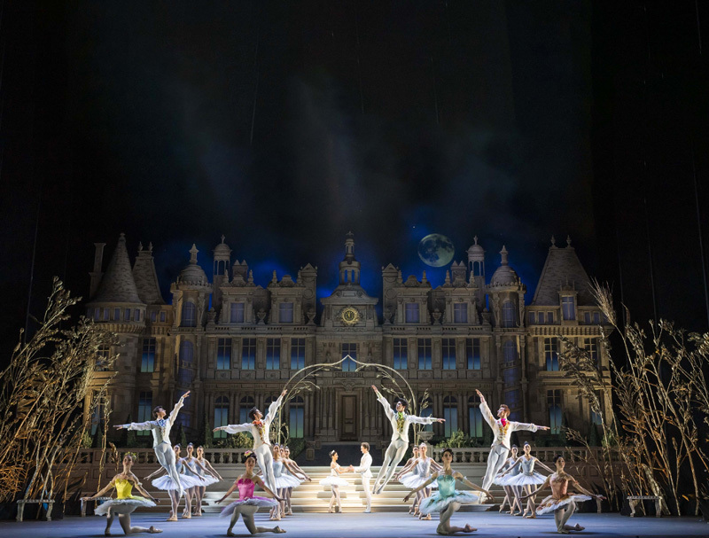 【シンデレラ】Artists of The Royal Ballet in Cinderella, The Royal Ballet ©2023 Tristram Kenton_ext