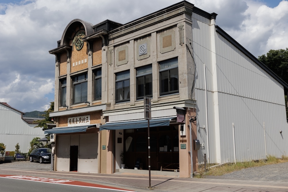 撮影時は定休日だったけれど、現役バリバリで営業されている店舗である。 撮影：大塚正明