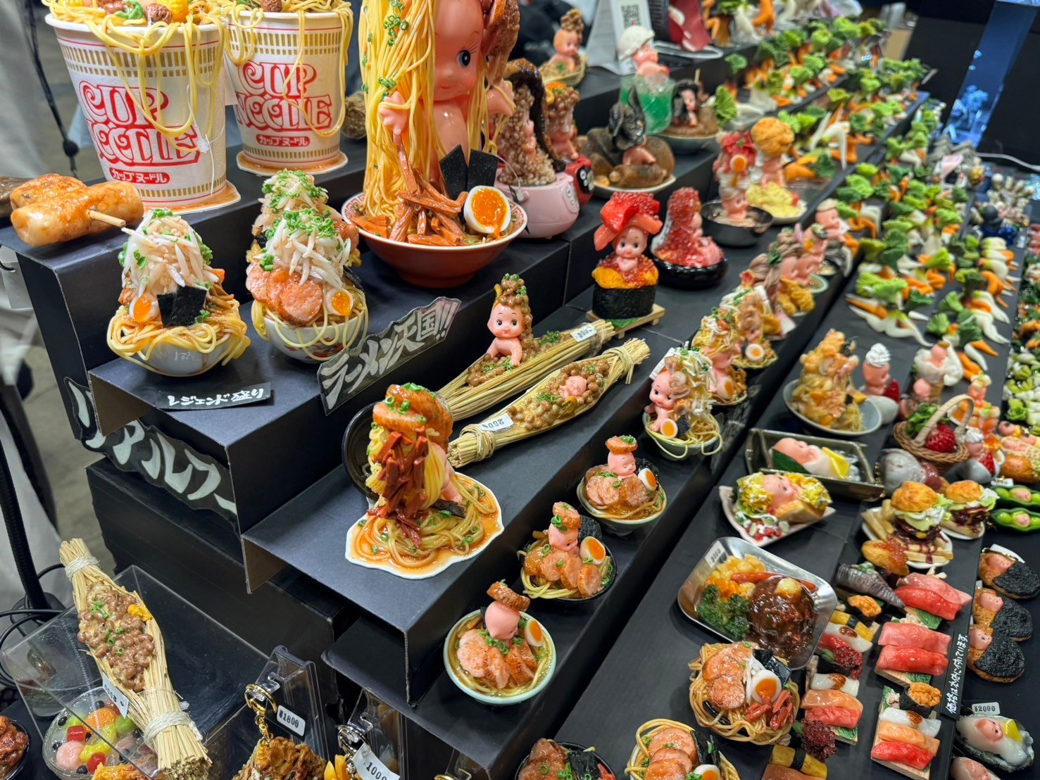 「音波屋」のブースにて　見栄えより重力を優先した、リアルな構図のインパクトがすごい。