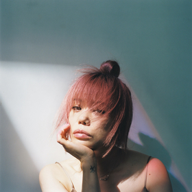 Chara、デビュー30周年を締めくくる日本コロムビア移籍第1弾シングル「A・O・U」の発売を発表　mabanua、大橋トリオがサウンドプロデュース