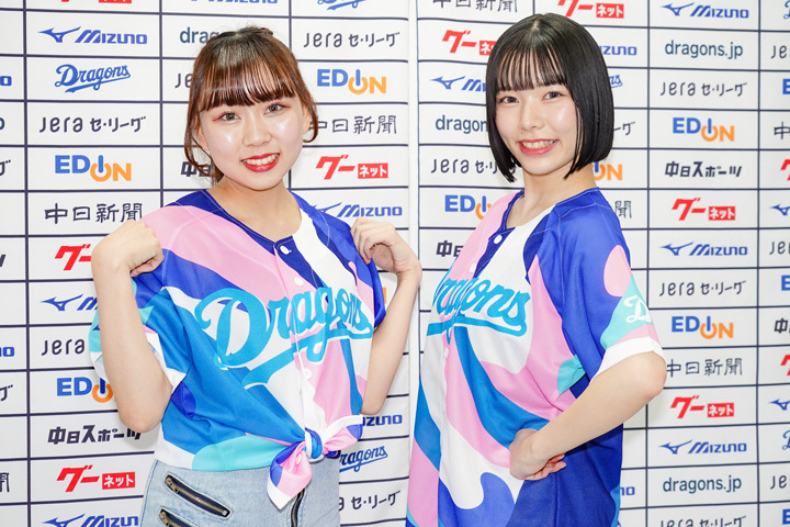 3日に女性来場者に配布される「2023年ドラ恋ユニホーム」