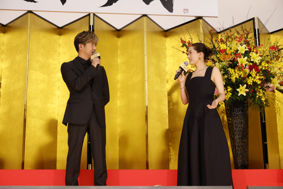 左から、木村拓哉、綾瀬はるか