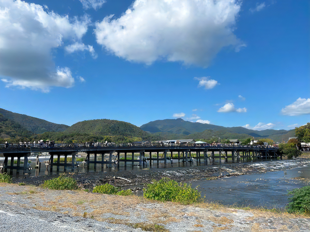 観光客で賑わう嵐山・渡月橋